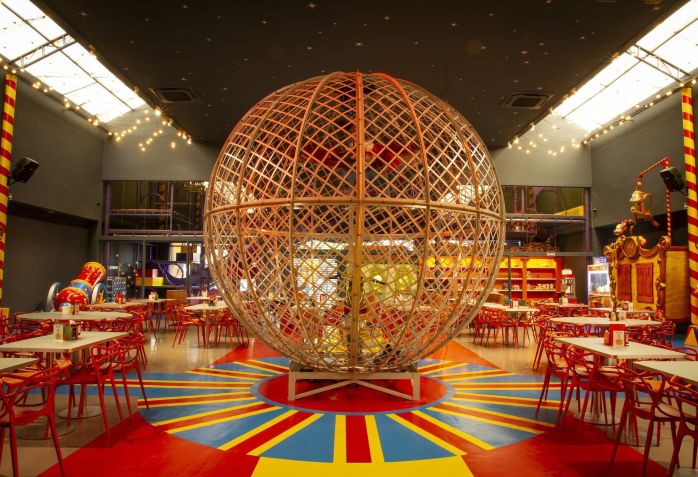 Circo da Pizza ganhou uma réplica de um globo da morte e outros itens que remetem ao universo circense • Divulgação