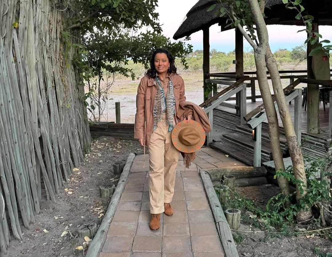 Daniela Filomeno pronta para safári no Parque Nacional de Chobe, um dos "paraísos" para a atividade na África • CNN Viagem & Gastronomia