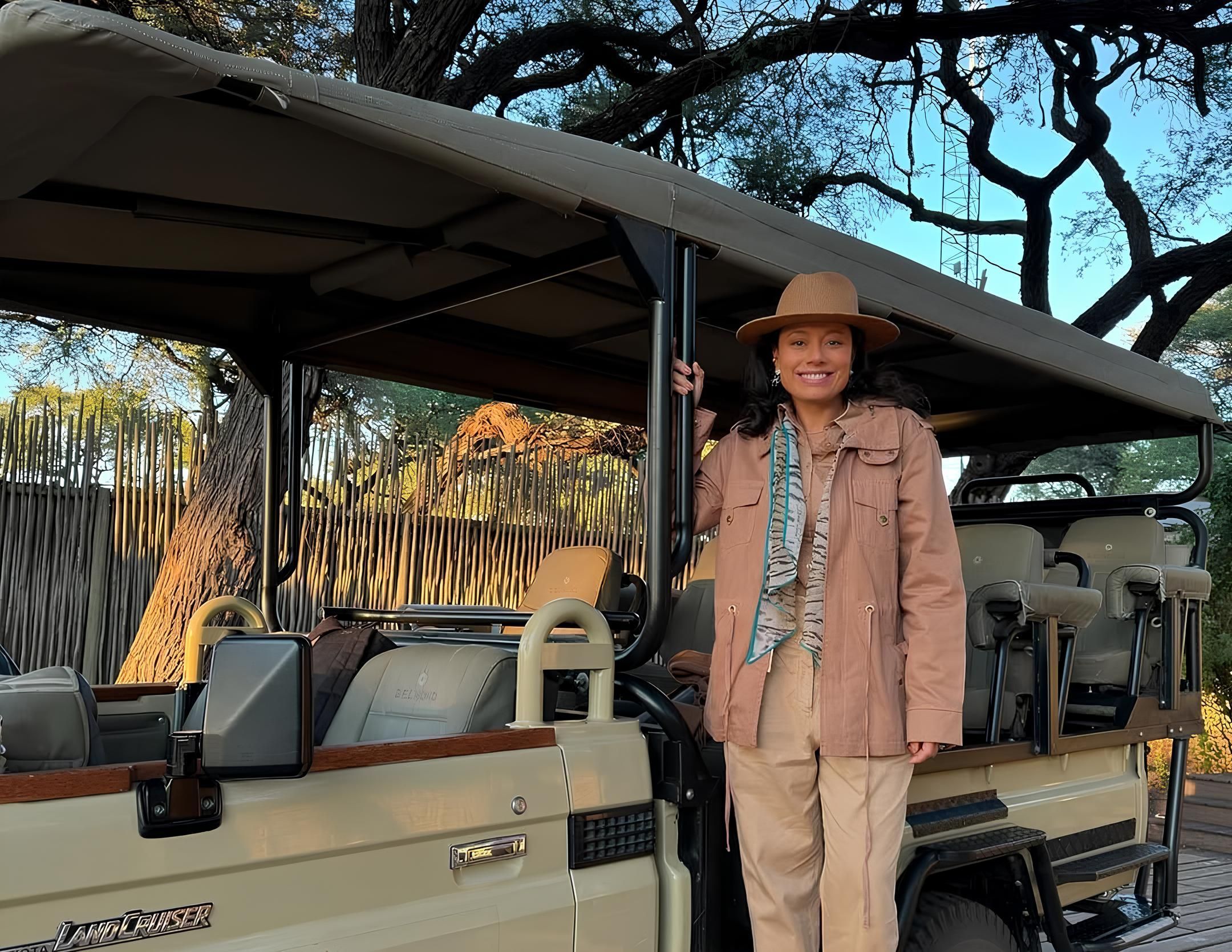 Daniela Filomeno no Savute Elephant Lodge pronta para safári