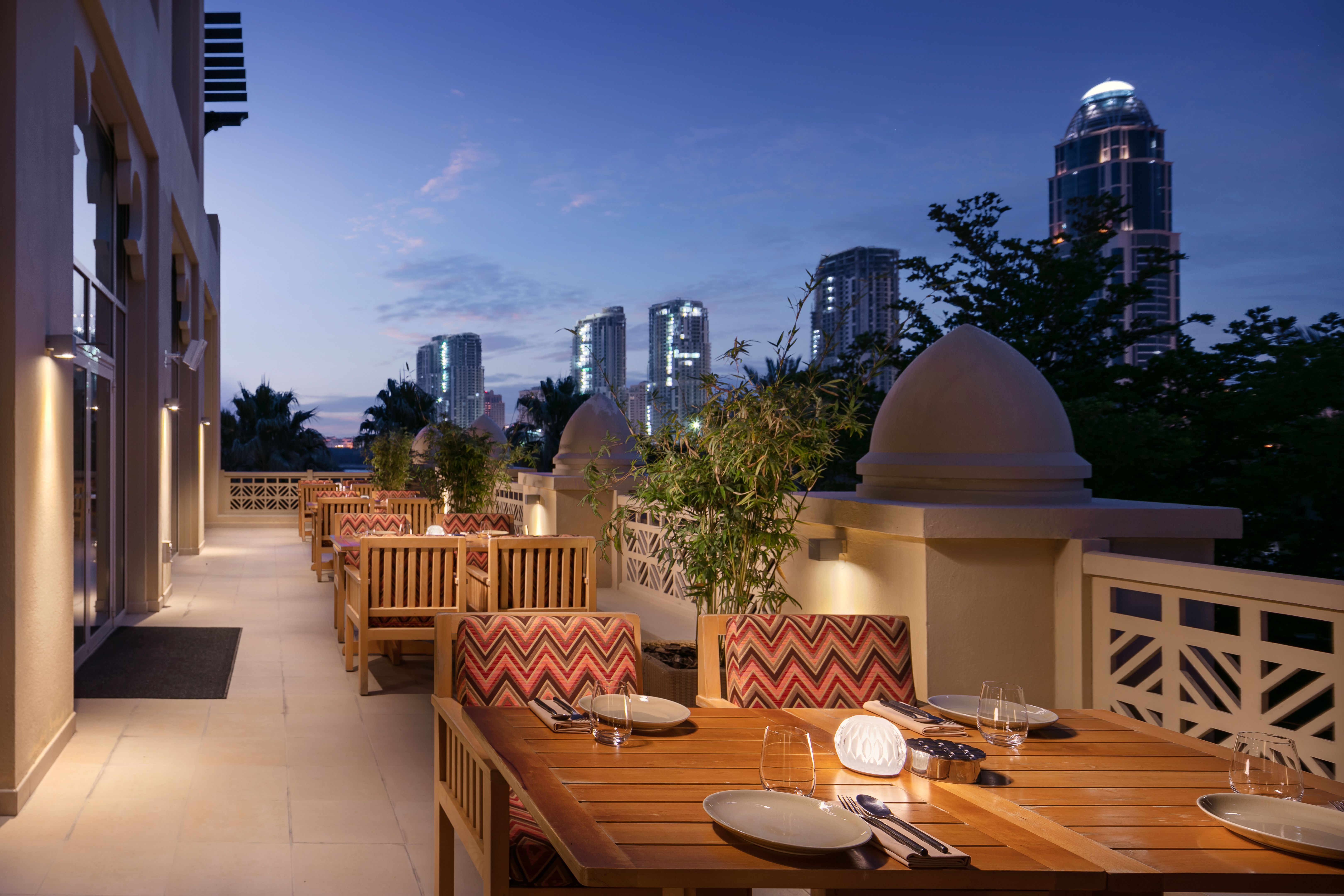 Varanda do restaurante tailandês Isaan, em Doha