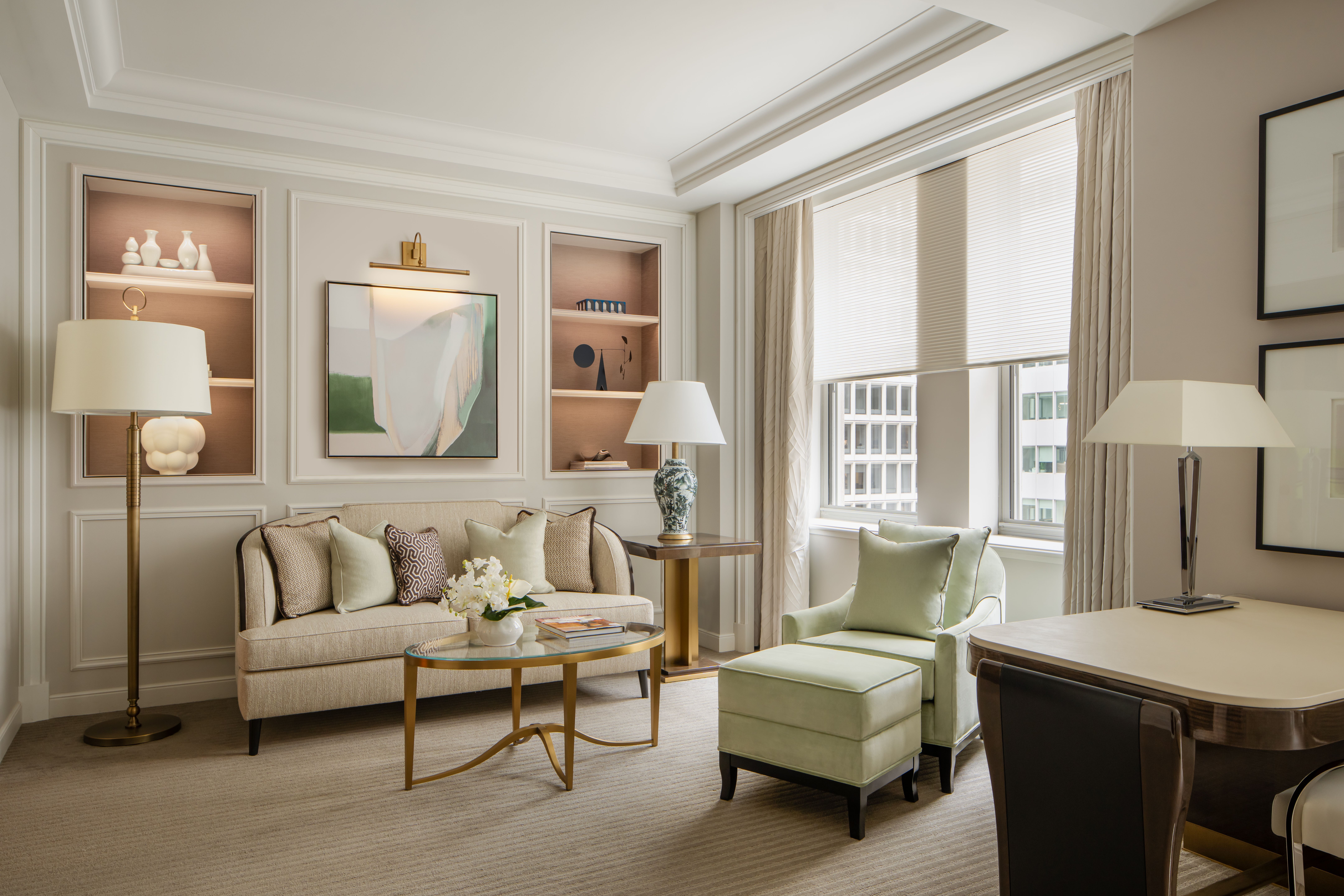 Sala de uma das suítes Junior do Waldorf Astoria New York, que agora tem 375 acomodações • Noë & Associates/The Boundary