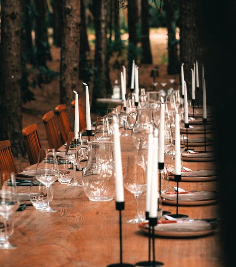 Jantar no bosque com mesa compartilhada para mais de 20 comensais é destaque da programação do Nur • Divulgação