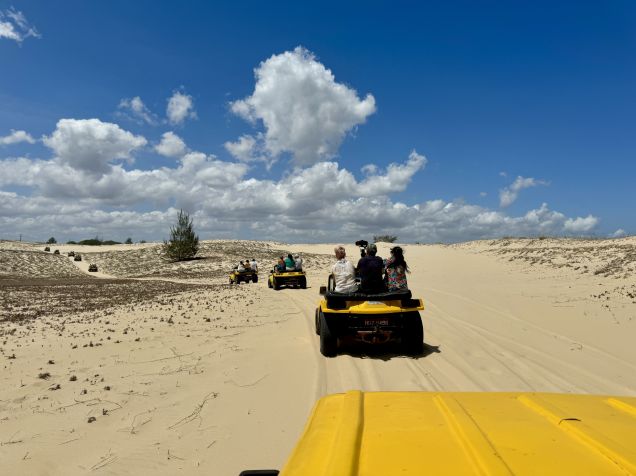 Passeio de buggy pelas dunas da área da Praia do Cumbuco é uma das atividades da região • Saulo Tafarelo
