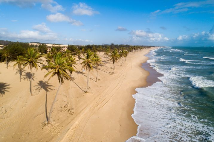 Faixa de areia entre os dois hotéis da Vila Galé na Praia de Cumbuco, no Ceará • Divulgação/Vila Galé