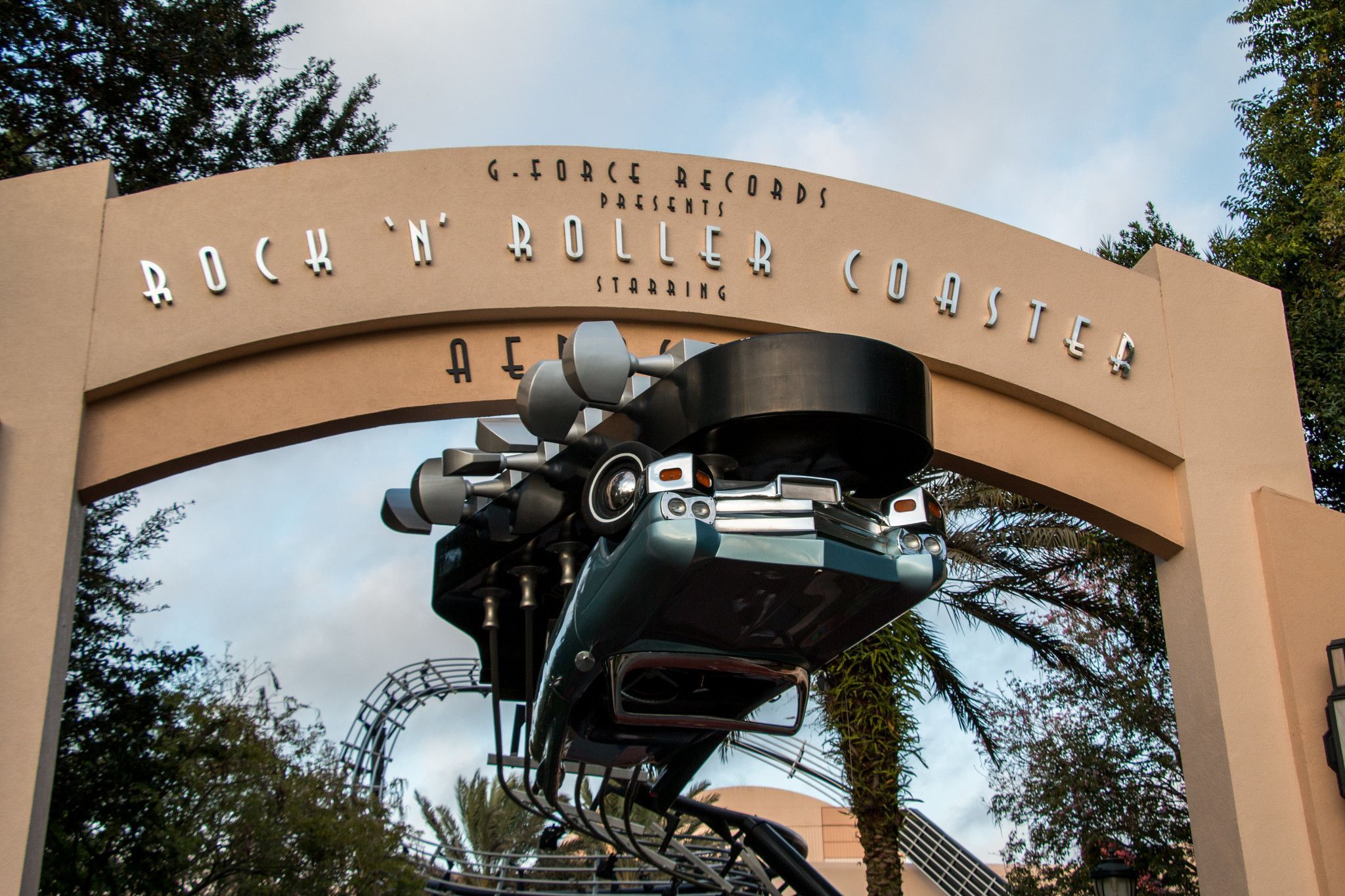 Entrada da Rock 'n' Roller Coaster, no Disney's Hollywood Studios, em Orlando • @harshlight/Flickr