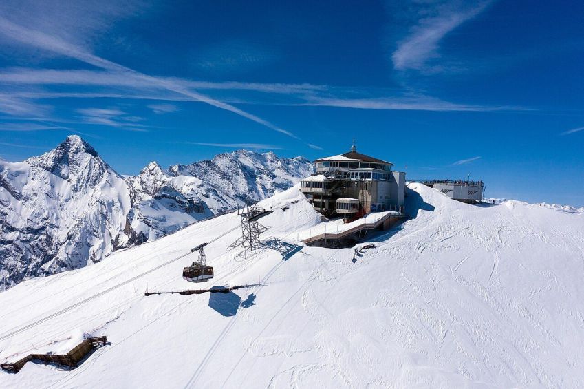 Estação Schilthorn, no topo da montanha, ficou famosa por ser retratada em um dos filmes de "007" • Wikimedia Commons