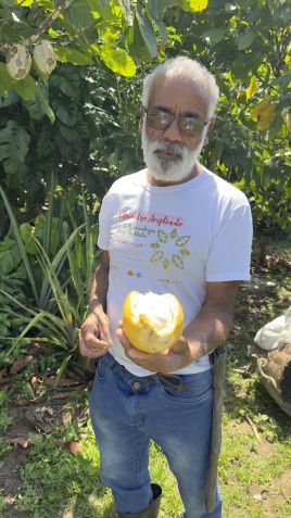Sr. Osvaldo, produtor de cacau à frente da Fazenda Taboquinhas • Tina Bini