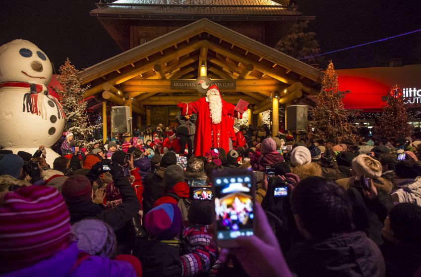 Papai Noel na Vila do Papai Noel, em Rovaniemi, na Finlândia • Lapland Material Bank/Visit Rovaniemi