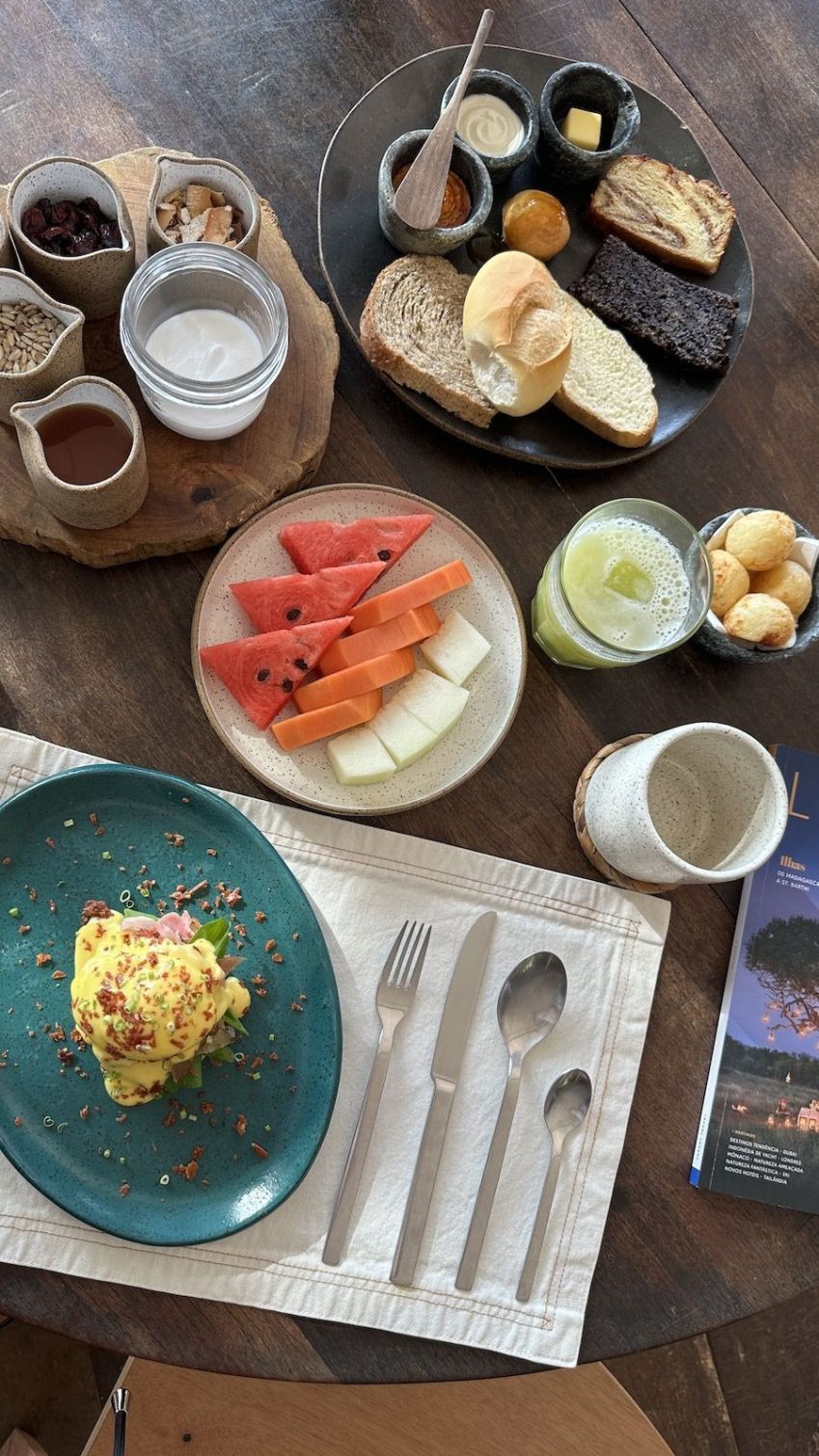 Café da manhã do Barracuda é servido na mesa com itens como iogurte, pães, bolos e granola produzidos no próprio hotel • Tina Bini