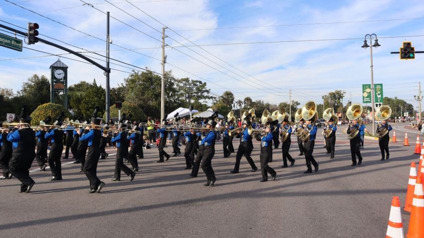 Desfile de Natal de Longwood é uma opção de programa para fazer com a família • Divulgação/ Historic Longwood Florida
