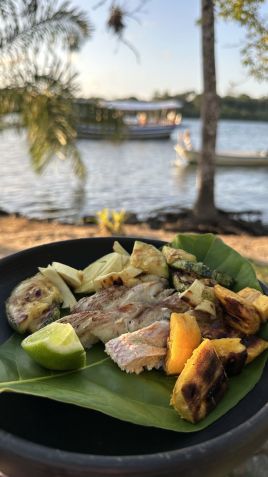 Entre as opções de passeios oferecidas pelo hotel, está o passeio de barco com parada para churrasco de peixe à beira-mar • Tina Bini