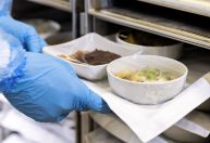 Como é feita a comida de avião? Conheça os bastidores de fábrica em Guarulhos