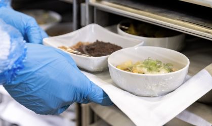Como é feita a comida de avião? Conheça os bastidores de fábrica em Guarulhos