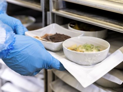 Comida de avião colocada no carrinho e pronta para ser servida