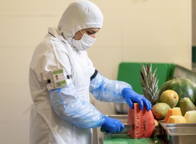 Funcionário corta melancia na área de pré-preparo da unidade da gategourmet em Guarulhos