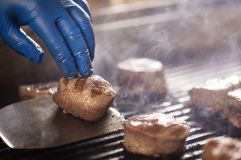 Carnes passam pela grelha em unidade da Gategourmet em Guarulhos
