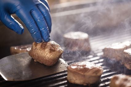Carnes passam pela grelha em unidade da Gategourmet em Guarulhos