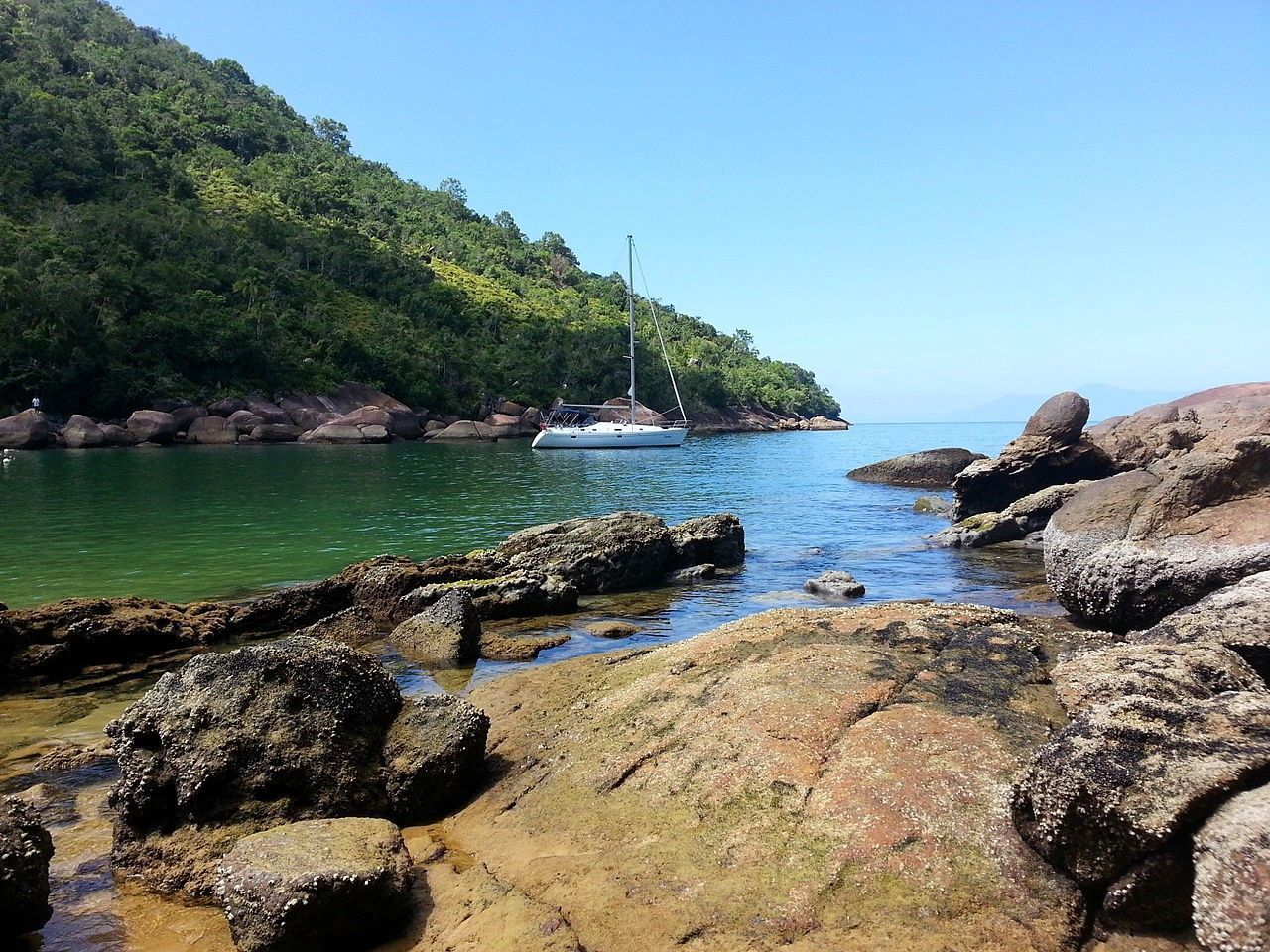 Ilha Anchieta tem sete praias, além de trilhas de caminhada, capela e centro de visitação • Wikimedia Commons