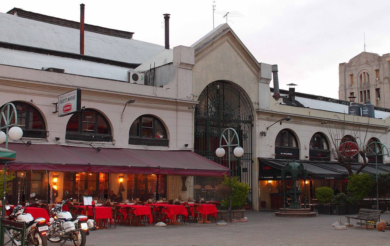 Fachada do Mercado del Puerto, no coração histórico de Montevidéu • Wikimedia Commons