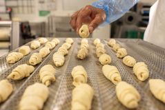 Massa de pão pronta para ir ao forno na unidade da Gategourmet no Aeroporto de Guarulhos