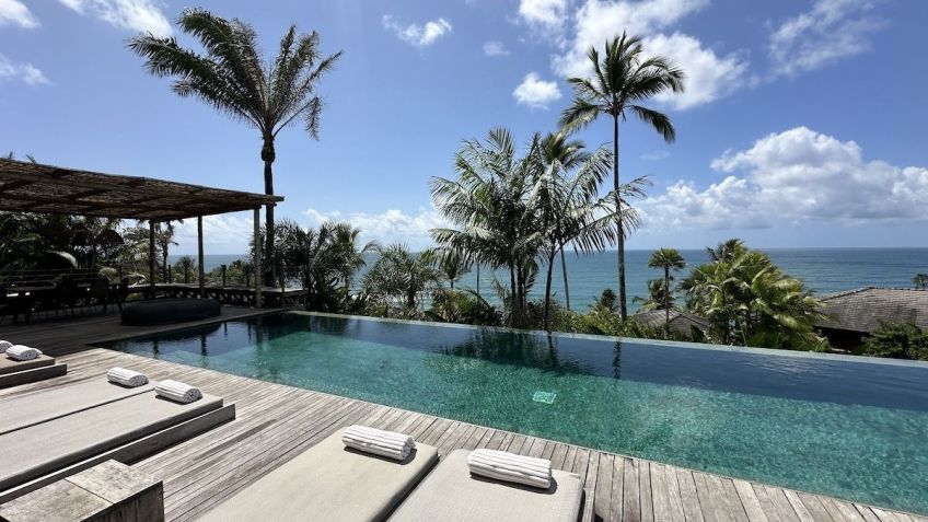 Piscina com borda infinita e vista para o mar da Bahia • Tina Bini