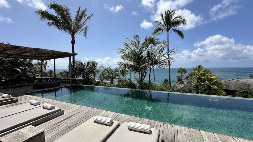 Piscina com borda infinita e vista para o mar da Bahia • Tina Bini