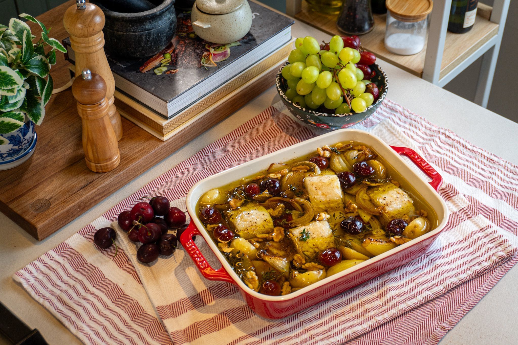 Aprenda a fazer um Bacalhau confitado com cerejas