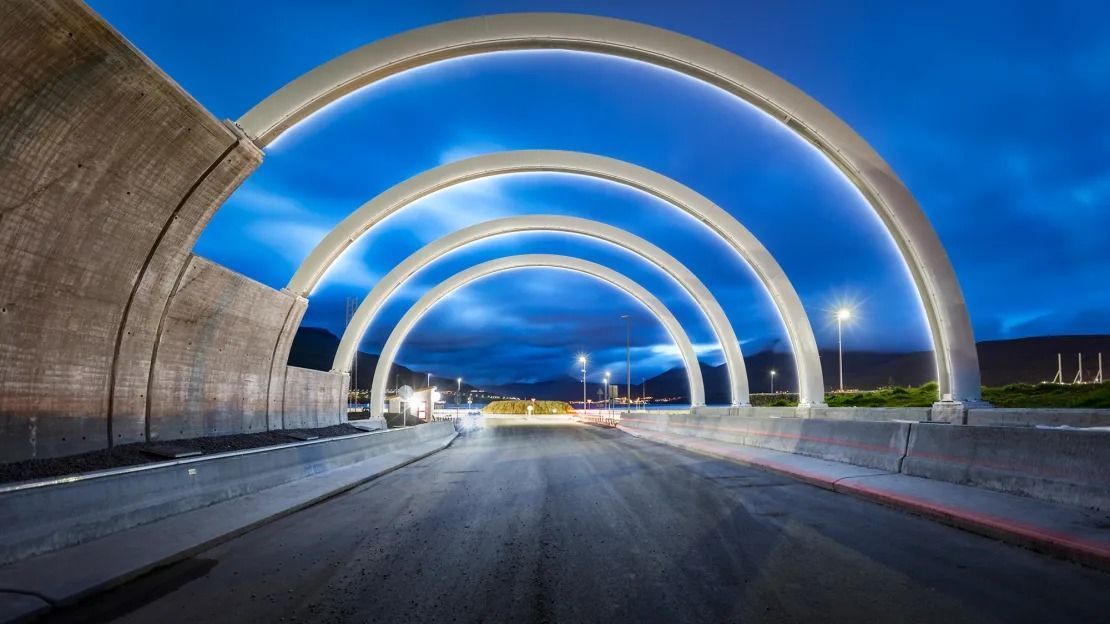 Túnel de Eysturoy, inaugurado em 2020, levou quatro anos para ser concluído. Ele reduziu drasticamente o tempo de viagem entre a capital das Ilhas Faroe, localizada na ilha de Streymoy, e a ilha vizinha de Eysturoy • Olavur Frederiksen/Visit Faroe Islands