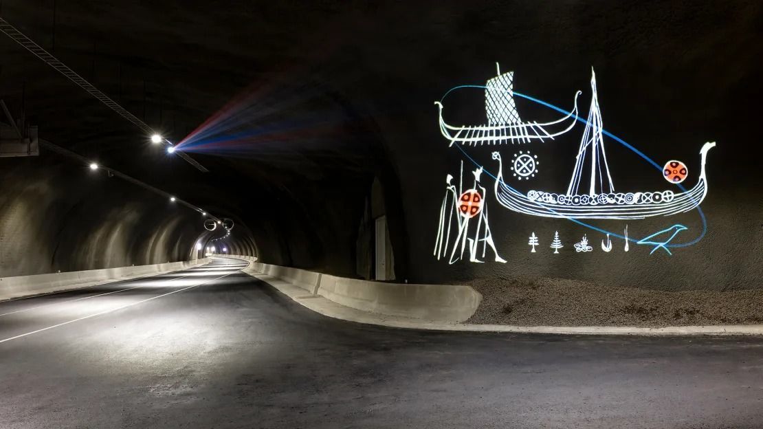 Streymoy e a pequena ilha de Sandoy estão conectadas pelo mais recente túnel subaquático, o Túnel de Sandoy. Ele apresenta o trabalho do artista faroense Edward Fuglø • Olavur Frederiksen/Visit Faroe Islands.
