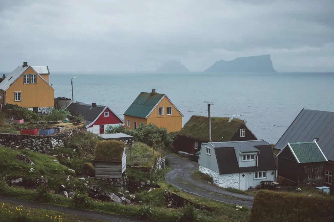 A ilha de Sandoy, com a vila de Skarvanes retratada aqui, está muito mais acessível agora que o Túnel de Sandoy foi inaugurado • Michiel Pieters/Visit Faroe Islands.