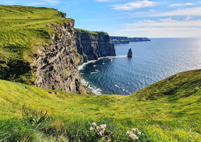 As espetaculares Falésias de Moher estão entre as atrações geológicas mais populares da Irlanda • Frans Sellies/Getty Images