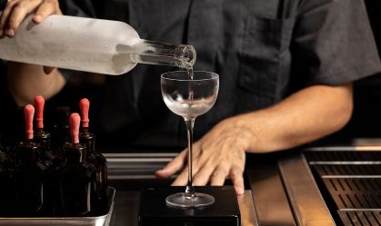 Dry Martini é cercado de lendas e diferentes ingredientes renovam o drinque