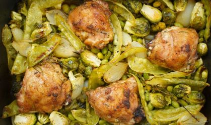 Sobrecoxa de frango e legumes ao forno une dieta mediterrânea e brasileira