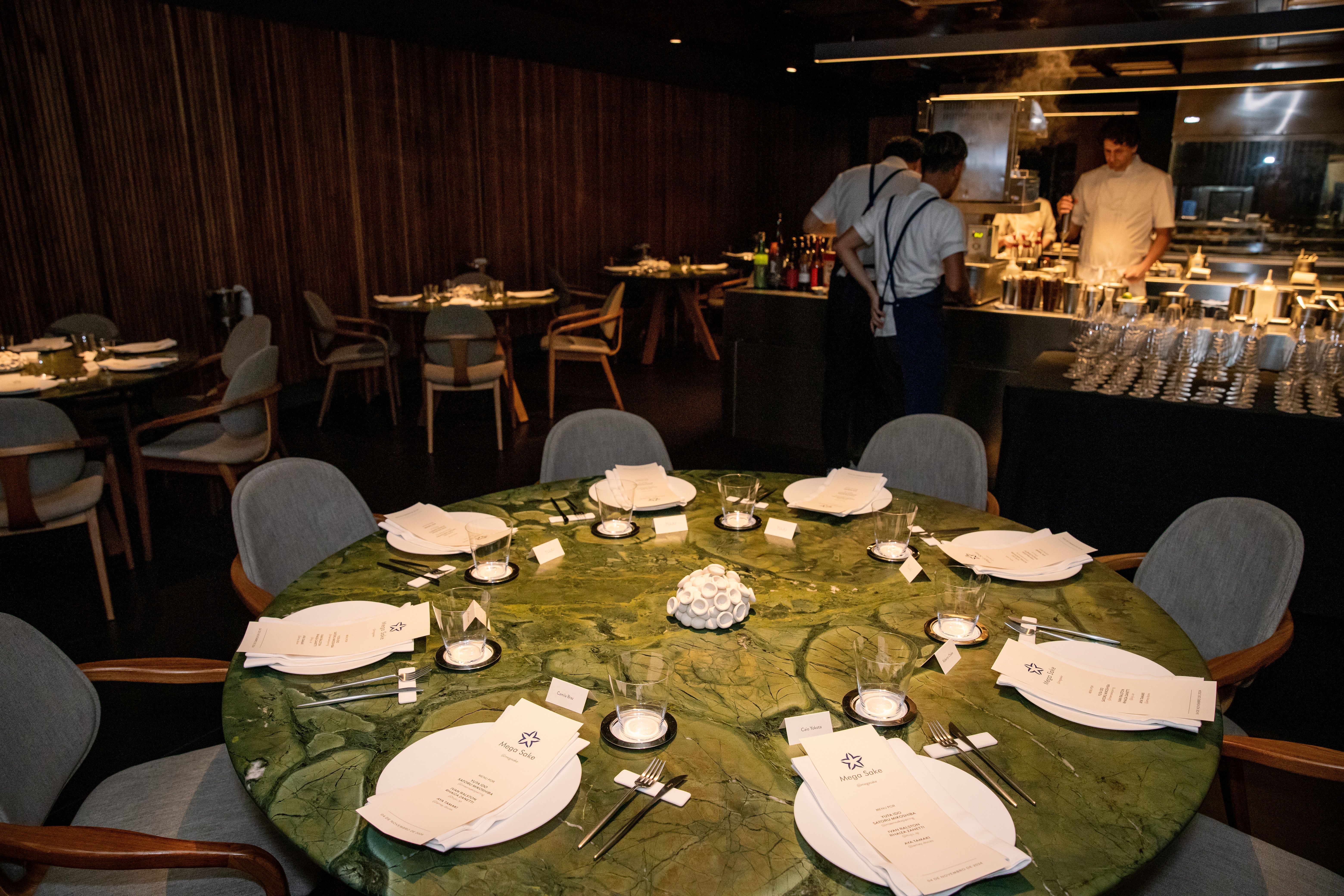 Renomado restaurante TUJU, em São Paulo, serviu um jantar inteiro harmonizado com diferentes saquês durante o Festival do Sakê em 2024 • Divulgação