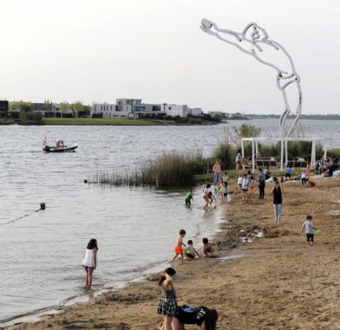 À beira de um lago, Malba Puertos tem Circuito de Arte Pública, com peças pela cidade • Divulgação/Malba