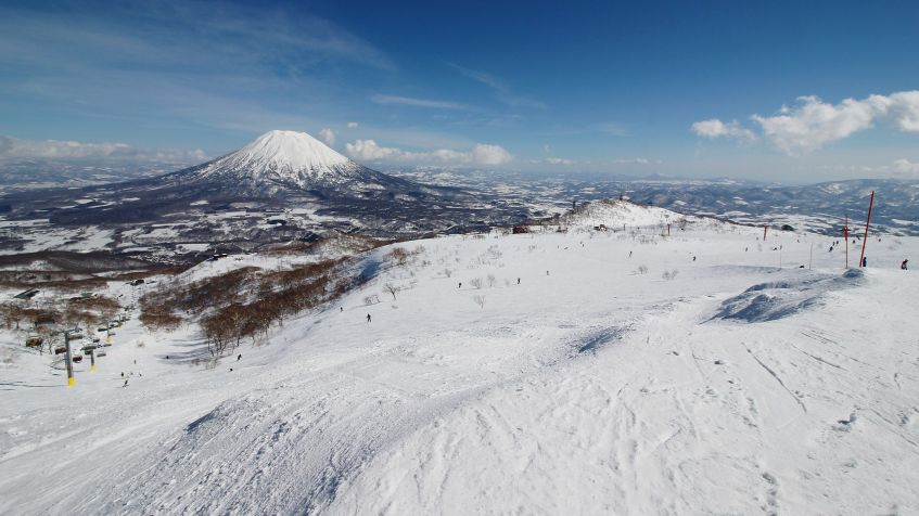 Monte Yotei visto a partir da estação de esqui Niseko Annupuri • Wikimedia Commmons