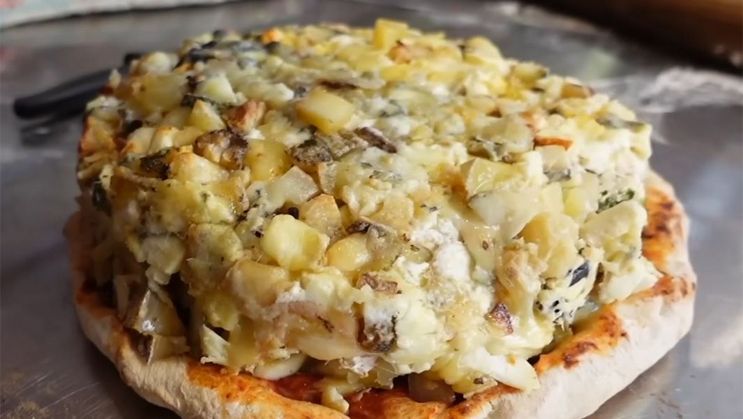 Chefs franceses bateram o recorde ao produzirem uma pizza com mais de mil tipos de queijo • Reprodução site Guinness World Records