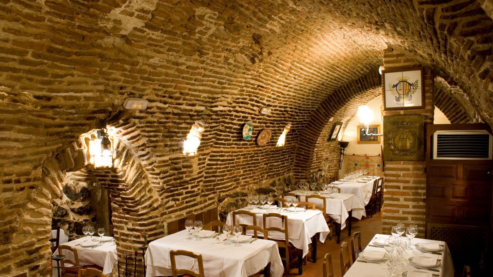 Área interna do restaurante Botín, em Madrid, considerado o mais antigo do mundo em funcionamento pelo Livro dos Recordes • Reprodução Facebook