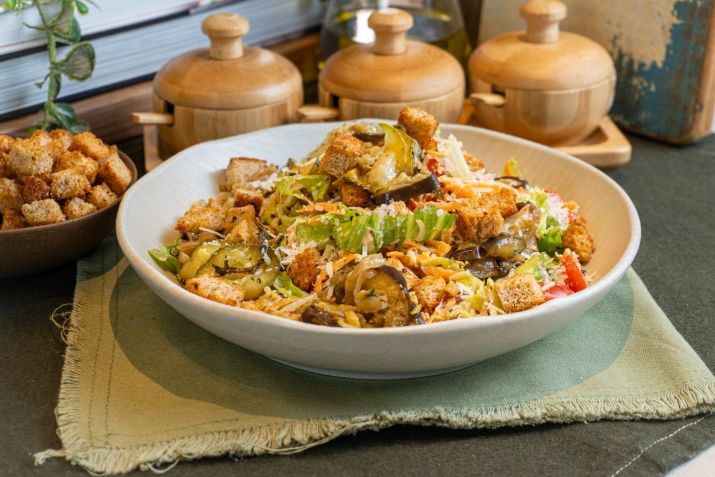 Salada de verão com alface americana, quinoa e molho de iogurte e alcaparras • Divulgação/Felipe Caputo