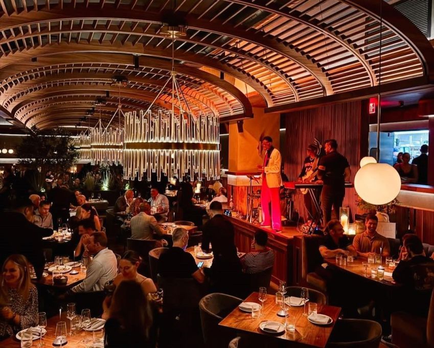 Salão e palco do Sparrow Italia • CNN Viagem & Gastronomia