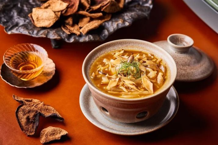 O destaque do banquete "Gastronomia de Cascas de Tangerina Envelhecidas" do Chef Li: sopa de bexiga de peixe cozida com cascas de tangerina de 50 anos • The Legacy House
