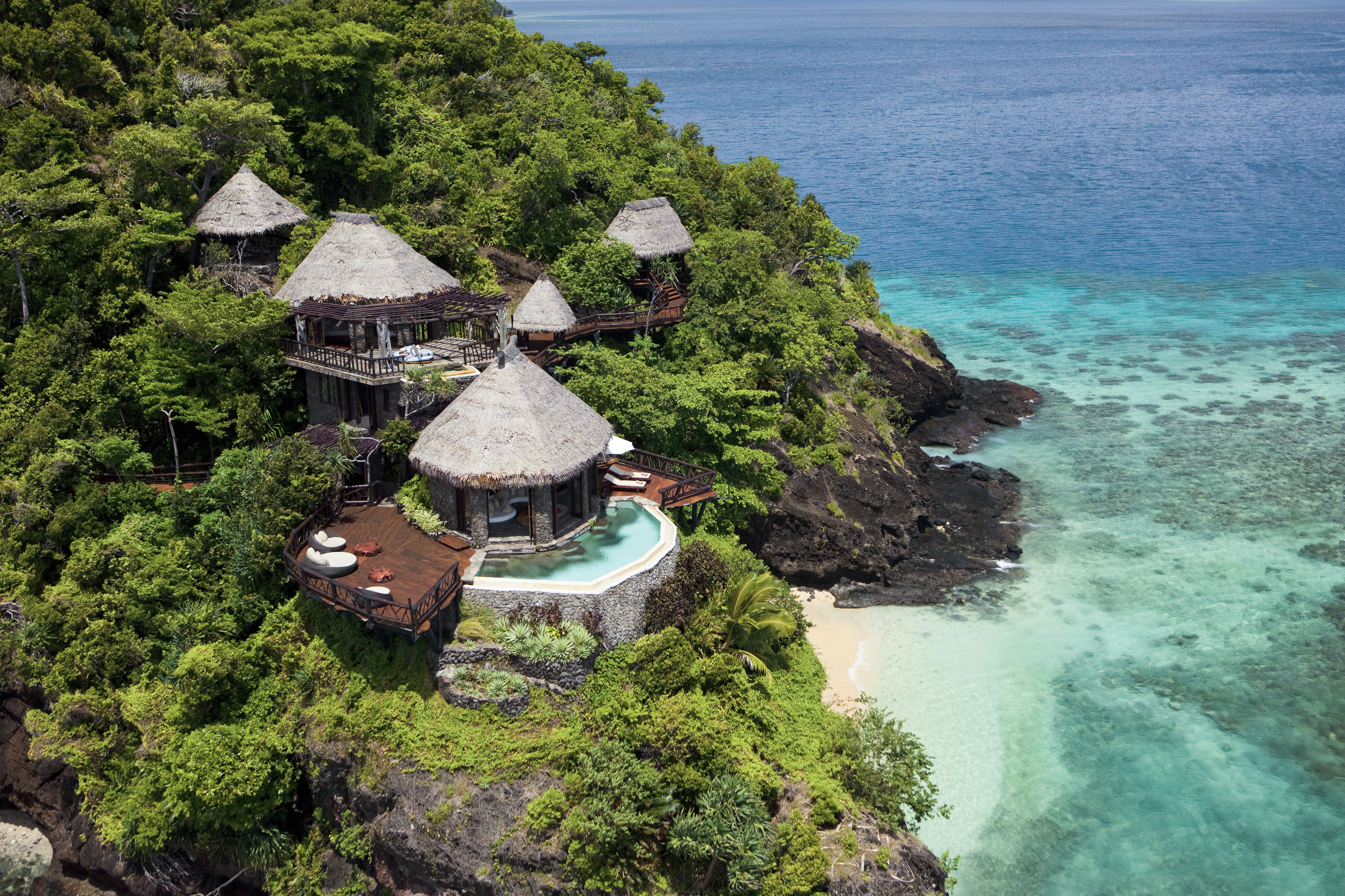 Villas do resort COMO Laucala Island em colinas ao lado do mar