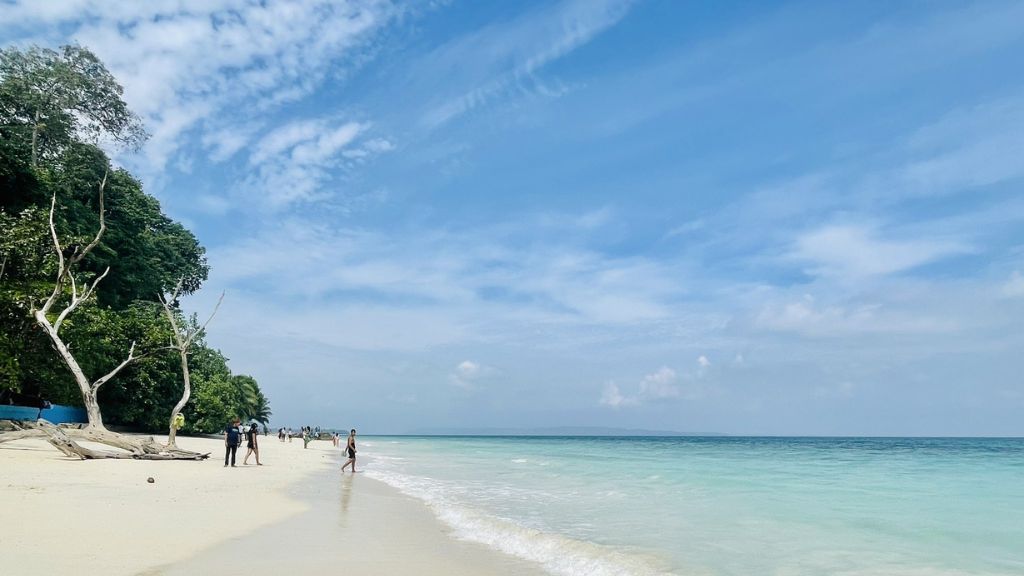 Ilhas Andaman e Nicobar oferecem praias para andar descalço até onde a vista alcança • Diretoria de Turismo de Andaman e Nicobar