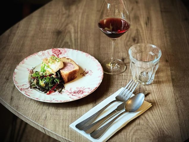 Cardápio do Bistrot des Falaises está em constante mudança de acordo com produtos locais • Instagram/bistrot des falaises