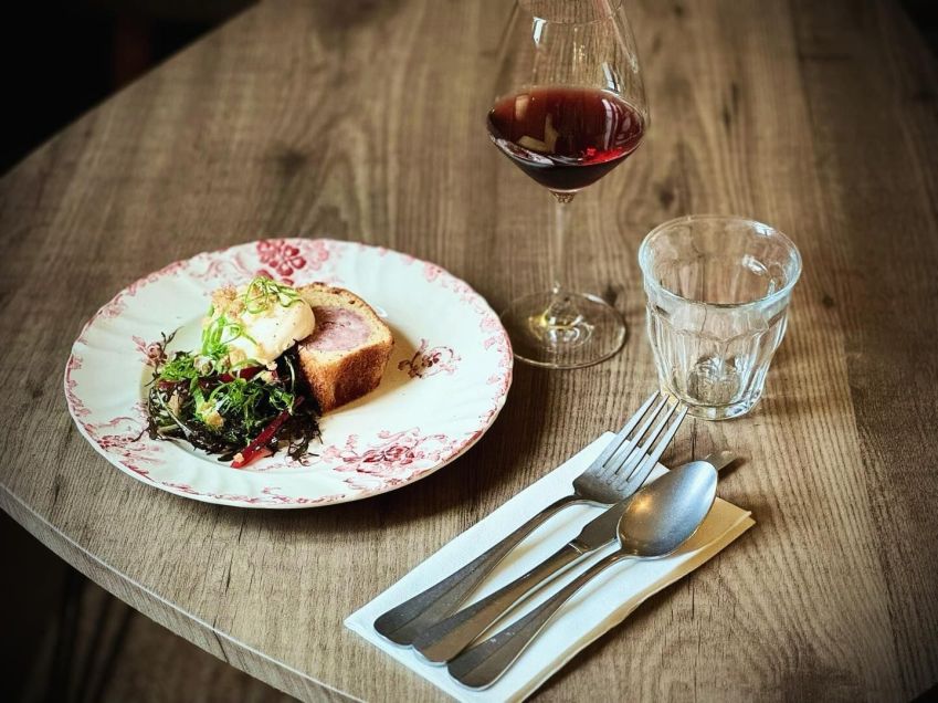 Cardápio do Bistrot des Falaises está em constante mudança de acordo com produtos locais • Instagram/bistrot des falaises