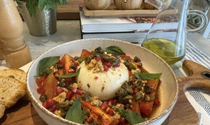 Burrata com tomates assados: receita prática para impressionar seus convidados