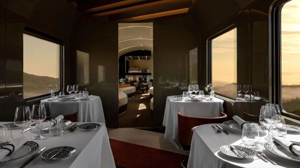 Trem luxuoso do La Dolce Vita Orient Express promete refeições sofisticadas e ambiente romântico • Divulgação