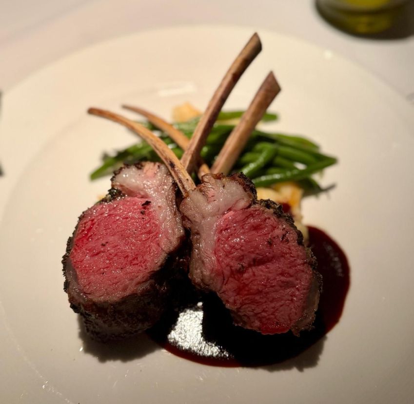 Carré de cordeiro do restaurante Cache Cache • Saulo Tafarelo