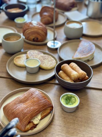 Endereço oferece folhados, sanduíches e outras delícias para qualquer hora do dia • Tina Bini