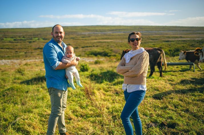 Robbie e Sophie McCauley, do Homestead Cottage, com a bebê Iris • Anthony O’Connor/Five Element Photography